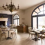 Le Domaine De Montchevreuil