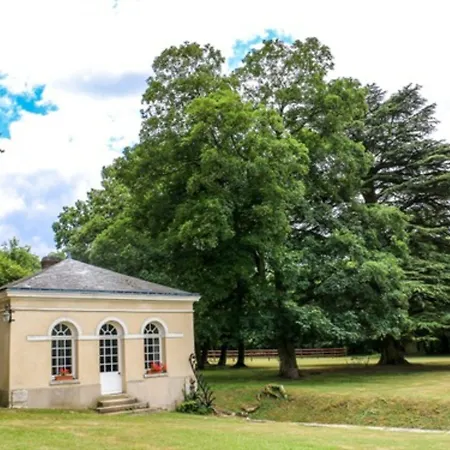 Le Domaine De Montchevreuil Pensionat 3*