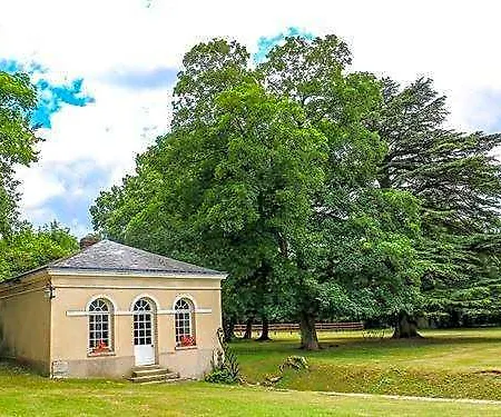 Domaine De Montchevreuil Guest house Fresneaux-Montchevreuil
